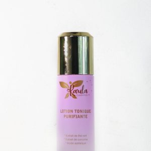 une femme qui applique la lotion tonique purifiante de karila cosmetics