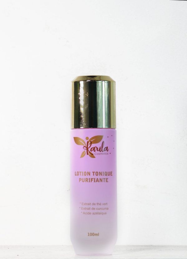 une femme qui applique la lotion tonique purifiante de karila cosmetics